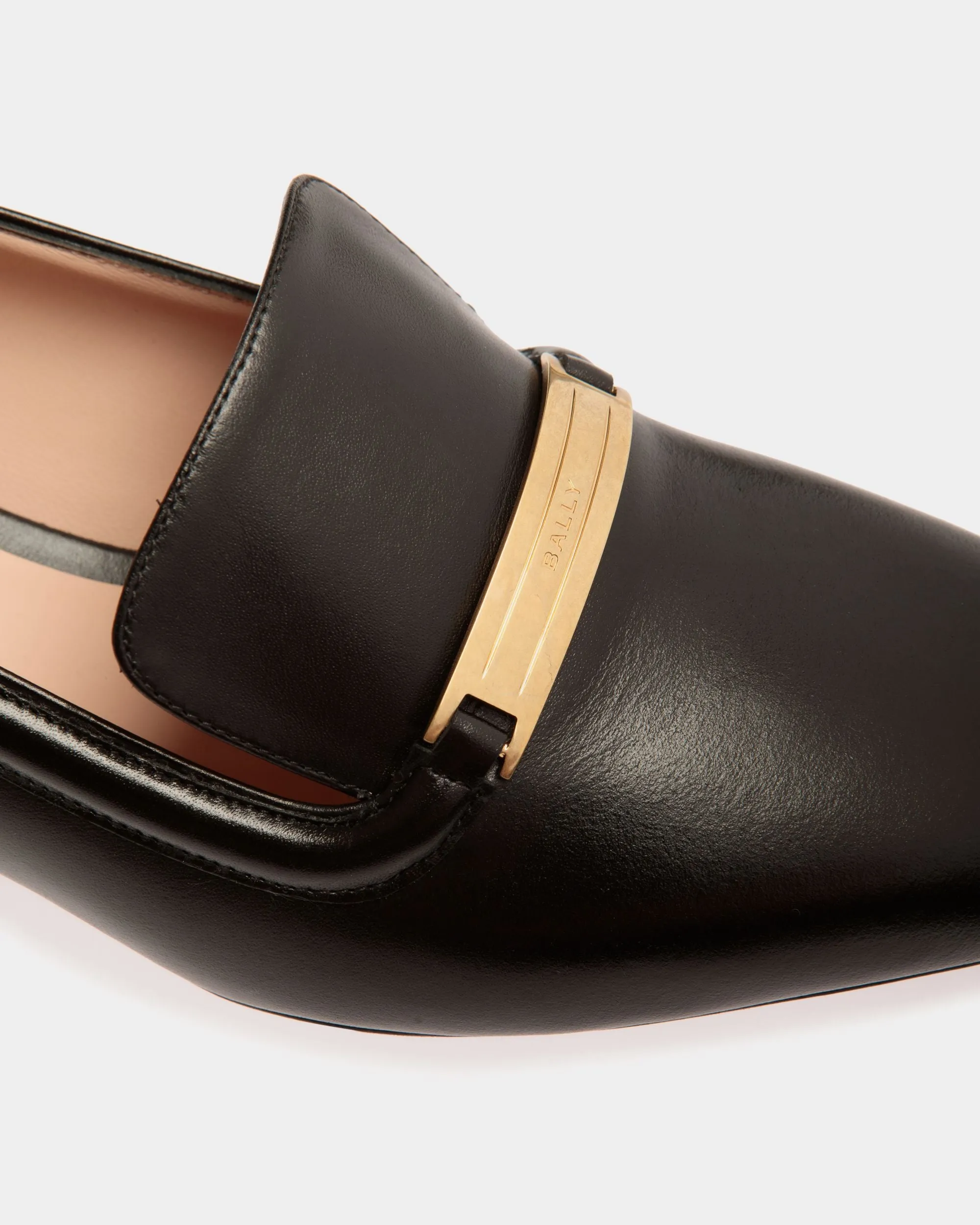 Deco Pump in Black Leather