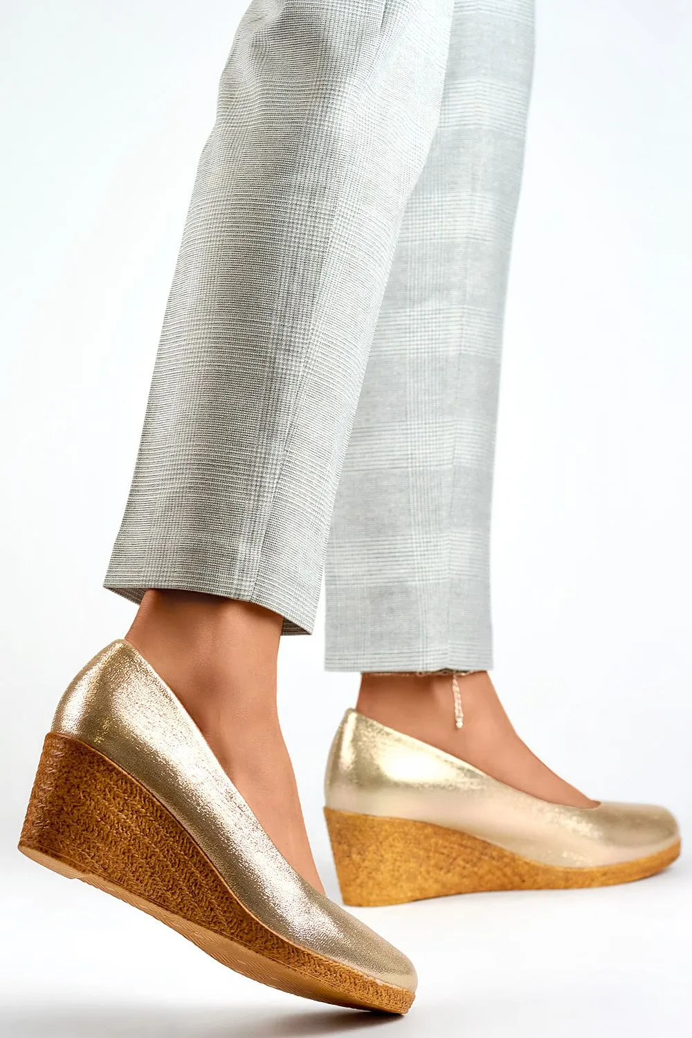 Elegant Sleek Timeless Platform Pumps
