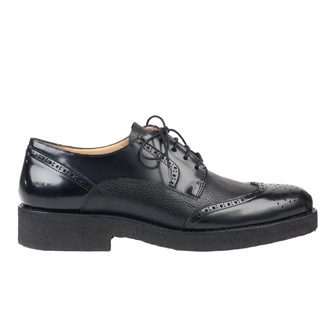 Schnürschuh mit Lochmuster