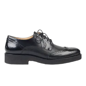 Schnürschuh mit Lochmuster