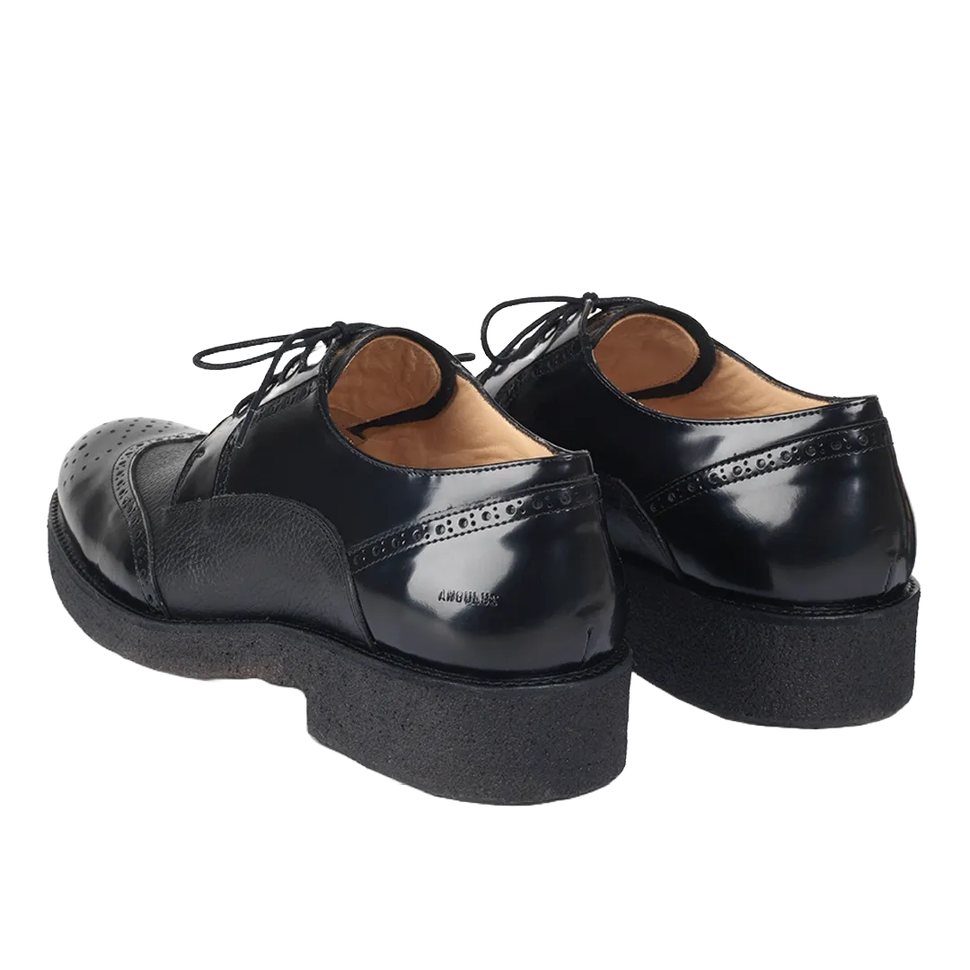 Schnürschuh mit Lochmuster