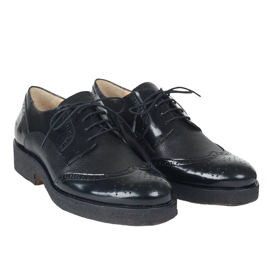Schnürschuh mit Lochmuster