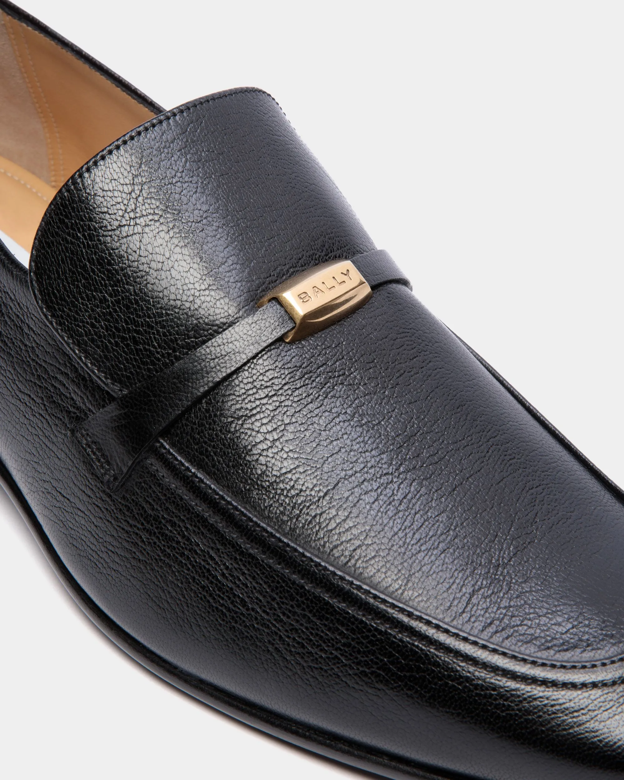 Suisse Loafer In Black Grained Leather